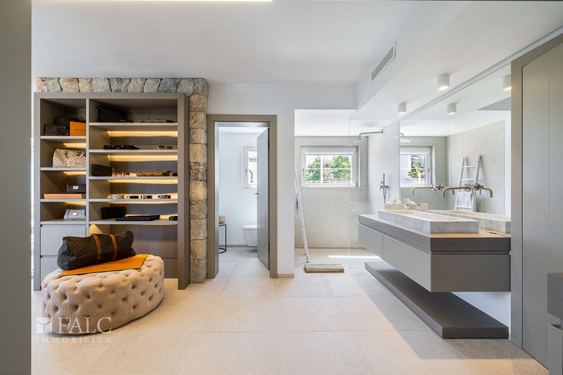 Walk-in closet/Bathroom